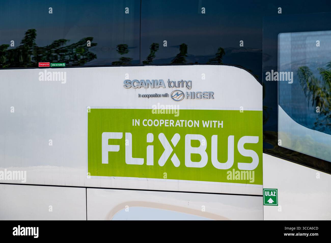 Un gros plan d'un bus Scania avec le logo FlixBus, une société allemande populaire qui offre des transports interurbains à bas prix dans le monde entier, à Dubrovnik, Croati Banque D'Images