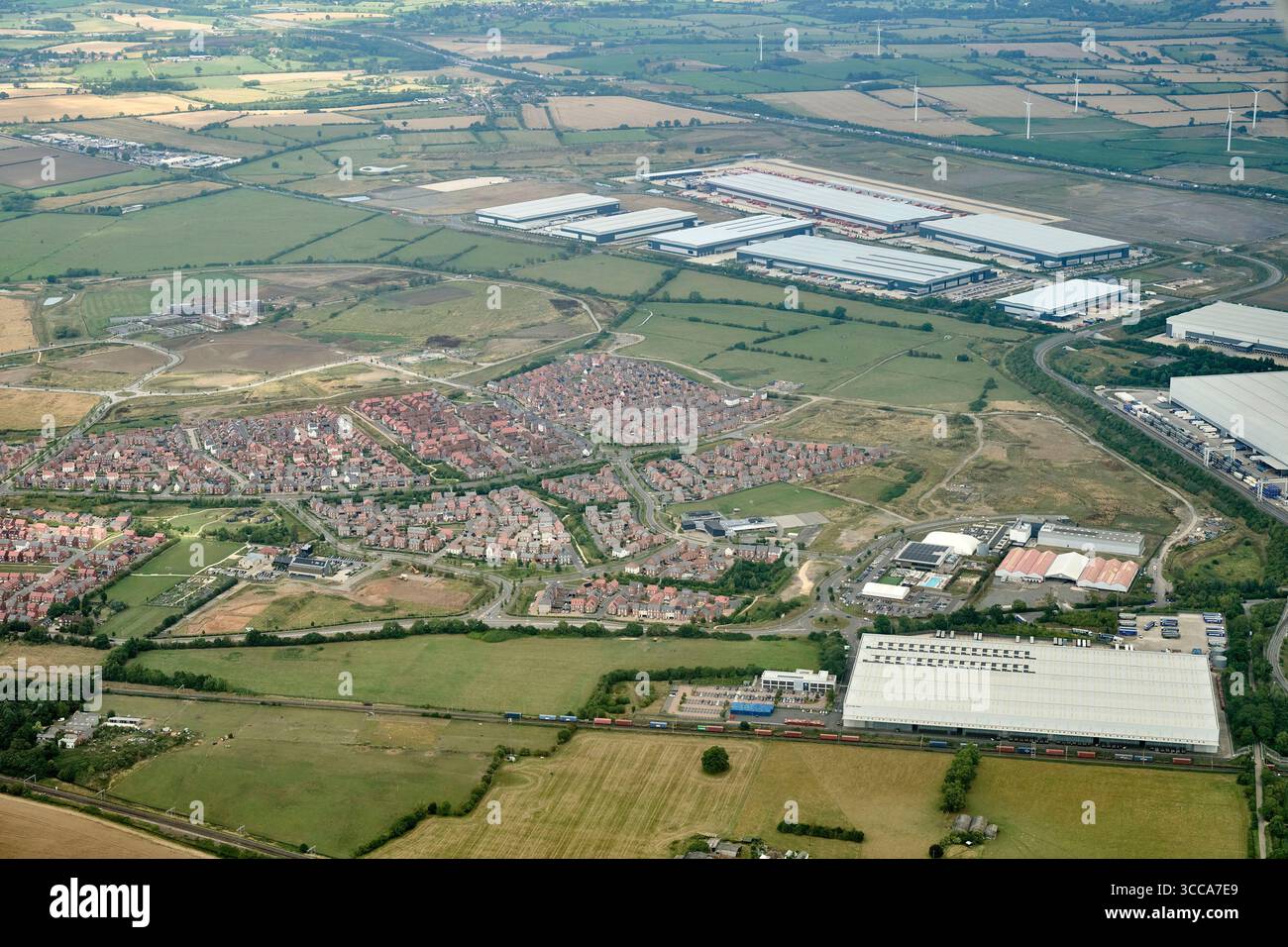 La passerelle du Rugby appelée « Triangle d'Or », des unités de distribution de grands hangars près de Rugby, West Midlands, centre de l'Angleterre, près de J1 M6 Banque D'Images