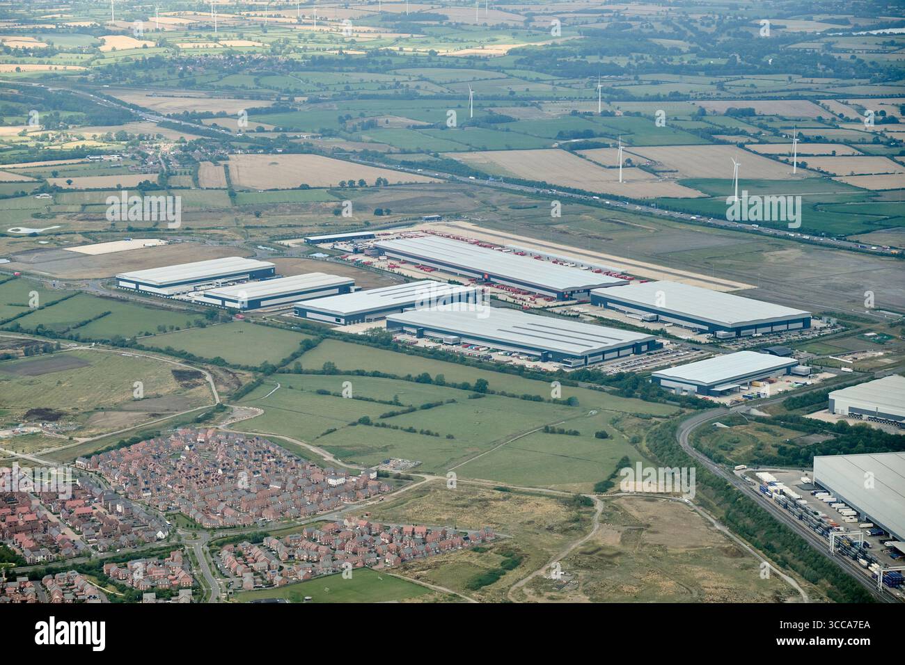 La passerelle du Rugby appelée « Triangle d'Or », des unités de distribution de grands hangars près de Rugby, West Midlands, centre de l'Angleterre, près de J1 M6 Banque D'Images