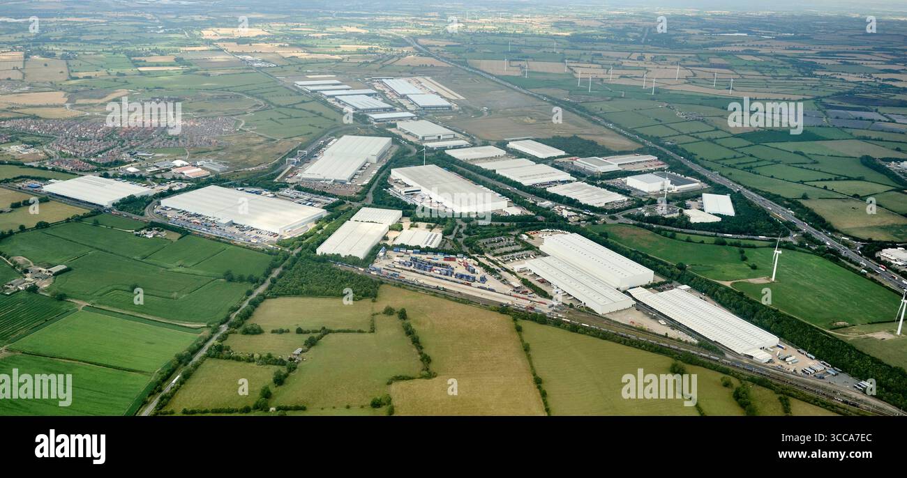 La passerelle du Rugby appelée « Triangle d'Or », des unités de distribution de grands hangars près de Rugby, West Midlands, centre de l'Angleterre, près de J1 M6 Banque D'Images