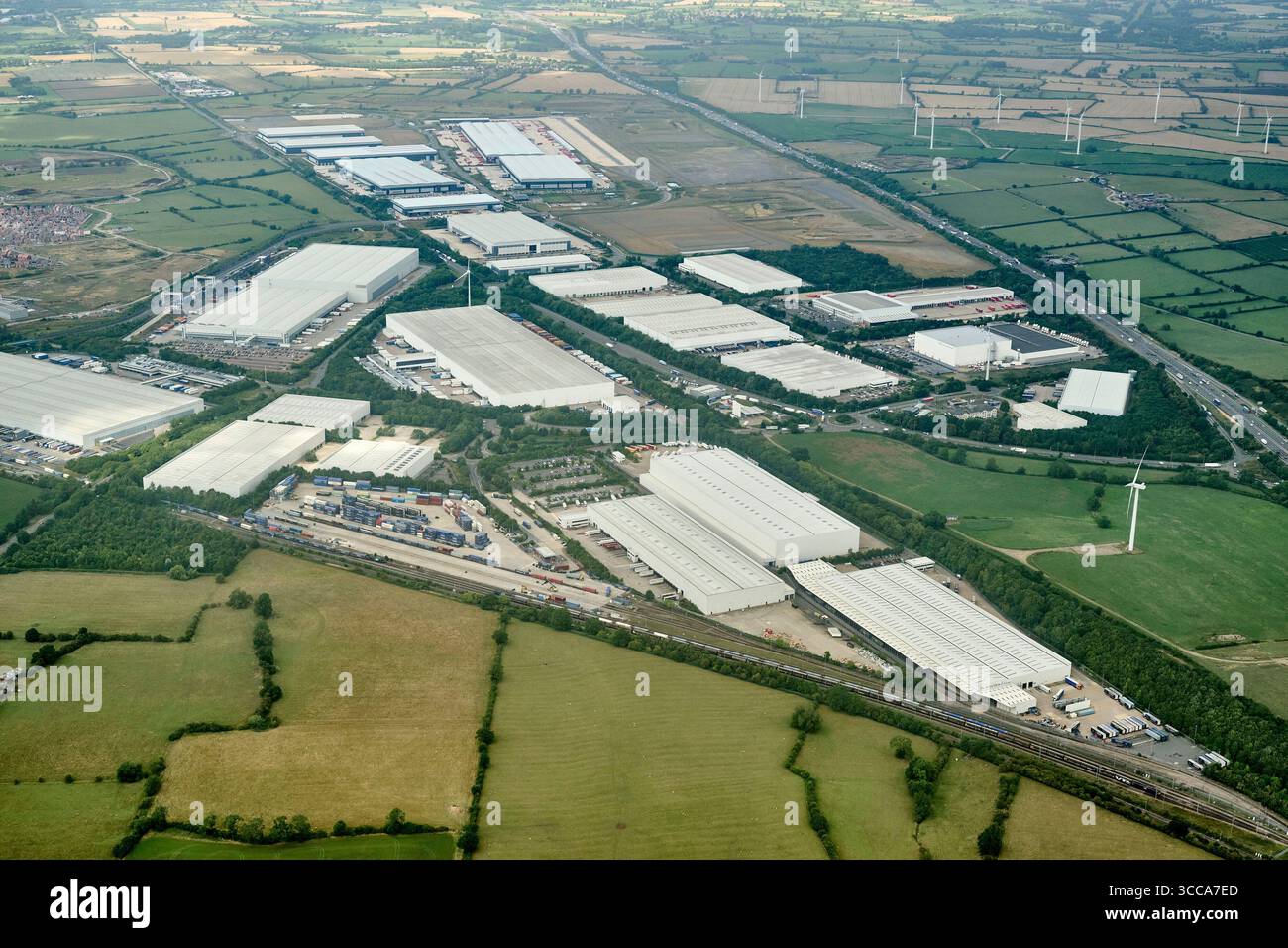 La passerelle du Rugby appelée « Triangle d'Or », des unités de distribution de grands hangars près de Rugby, West Midlands, centre de l'Angleterre, près de J1 M6 Banque D'Images