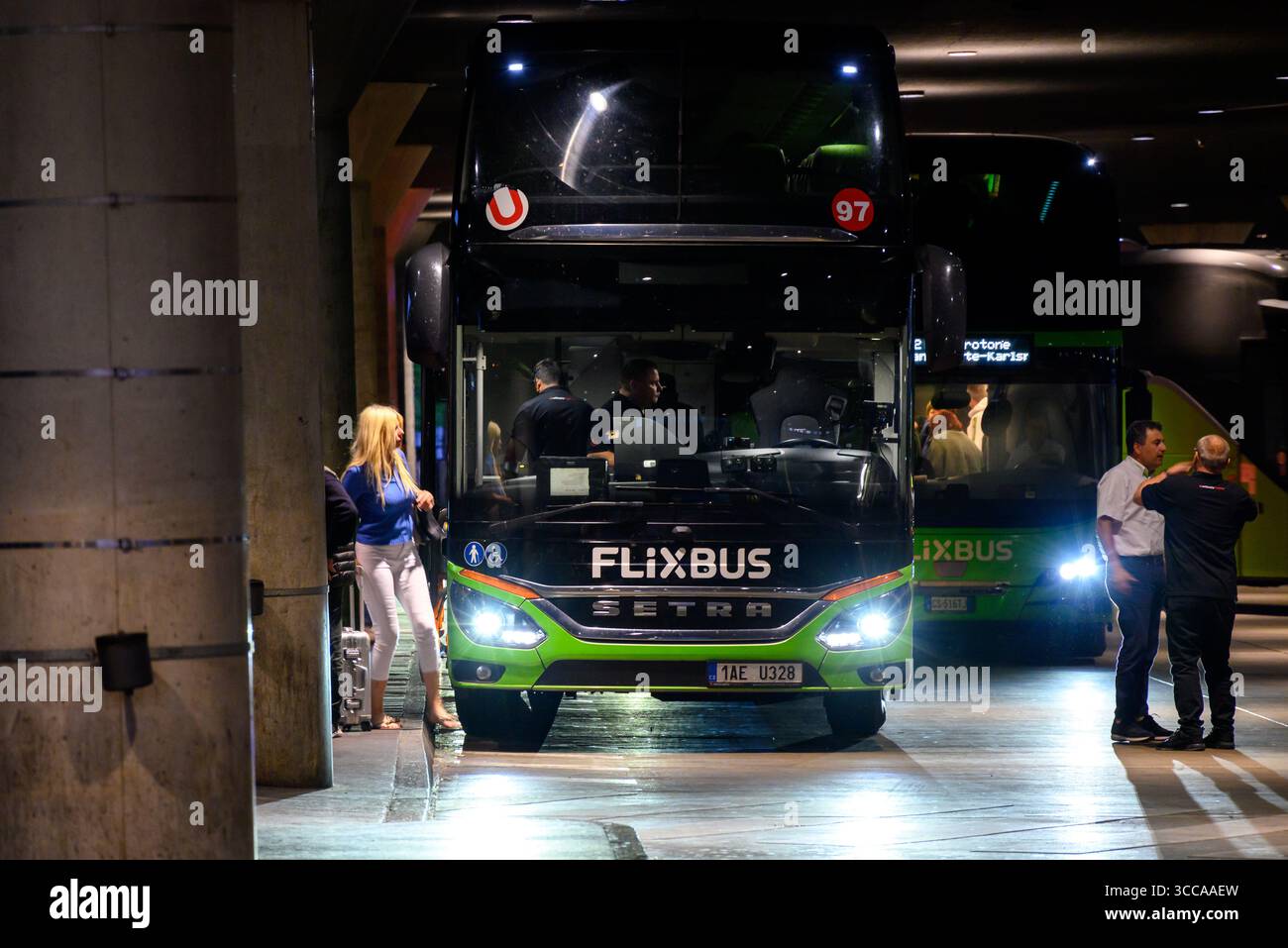Parking de bus FlixBus, compagnie allemande populaire qui offre le transport interurbain à bas coûts dans le monde entier, à la gare centrale de Munich à Munich, Allemagne sur 1 Banque D'Images