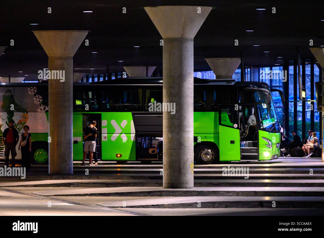 Parking de bus FlixBus, compagnie allemande populaire qui offre le transport interurbain à bas coûts dans le monde entier, à la gare centrale de Munich à Munich, Allemagne sur 1 Banque D'Images