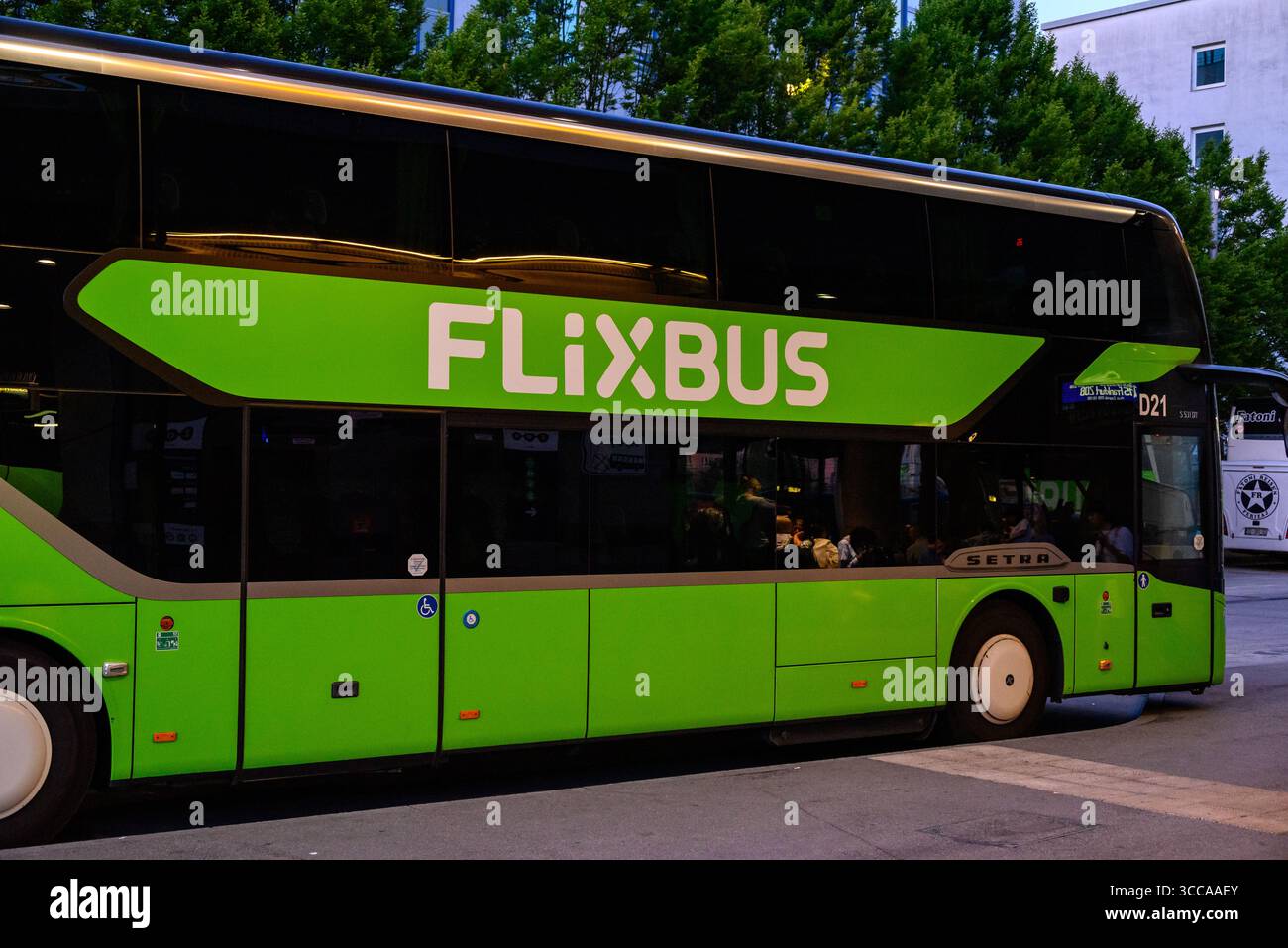 Parking de bus FlixBus, compagnie allemande populaire qui offre le transport interurbain à bas coûts dans le monde entier, à la gare centrale de Munich à Munich, Allemagne sur 1 Banque D'Images