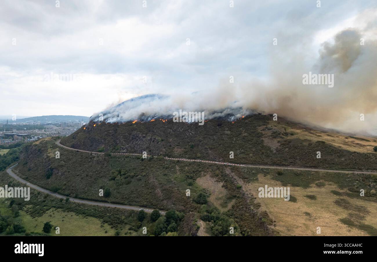 Édimbourg, Écosse, Royaume-Uni. 10 août 2025. Wildfire se brise en gorse et sous-bois sur les pentes sud d'Arthur's Seat dans Holyrood Park à Édimbourg Banque D'Images
