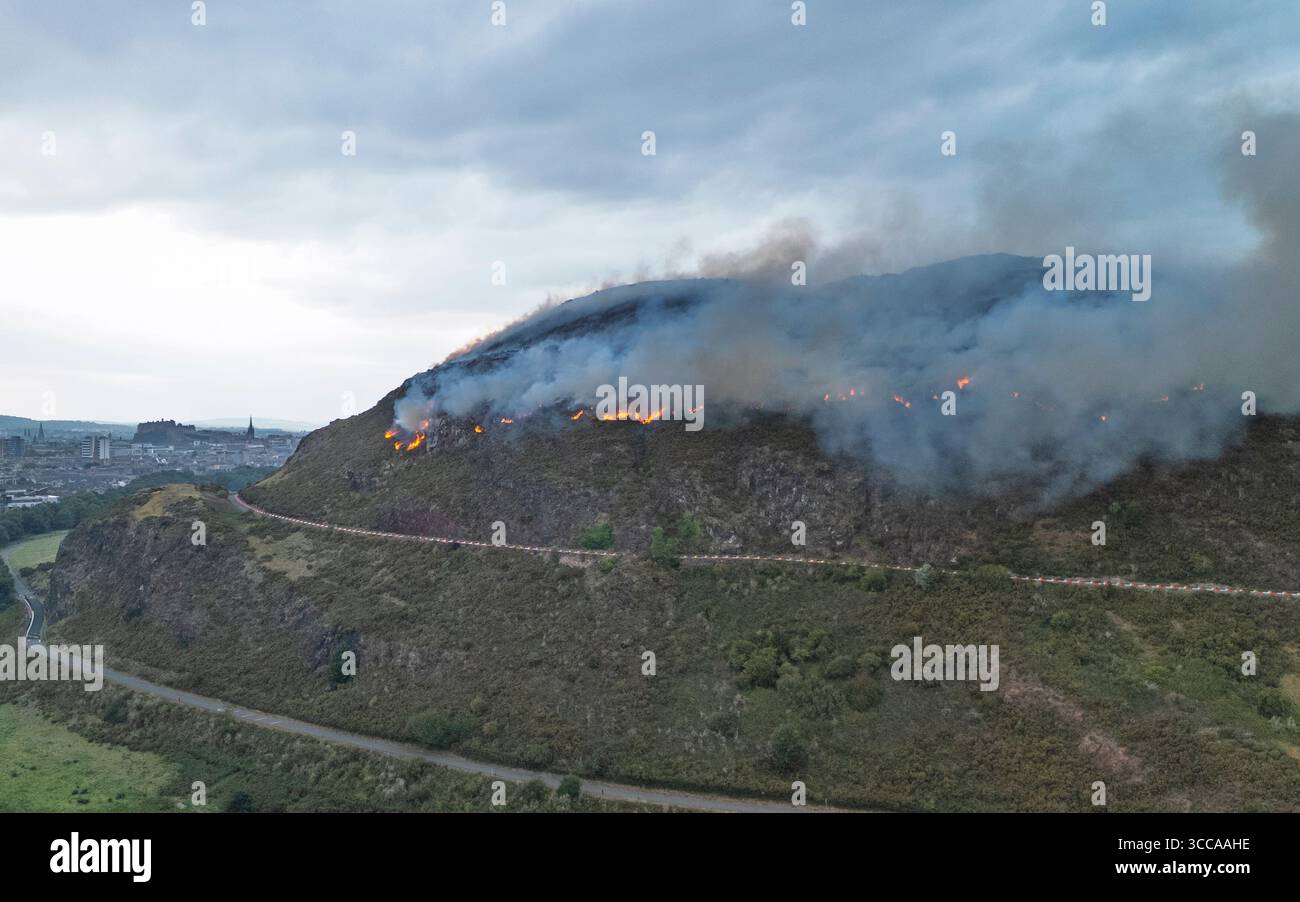 Édimbourg, Écosse, Royaume-Uni. 10 août 2025. Wildfire se brise en gorse et sous-bois sur les pentes sud d'Arthur's Seat dans Holyrood Park à Édimbourg Banque D'Images
