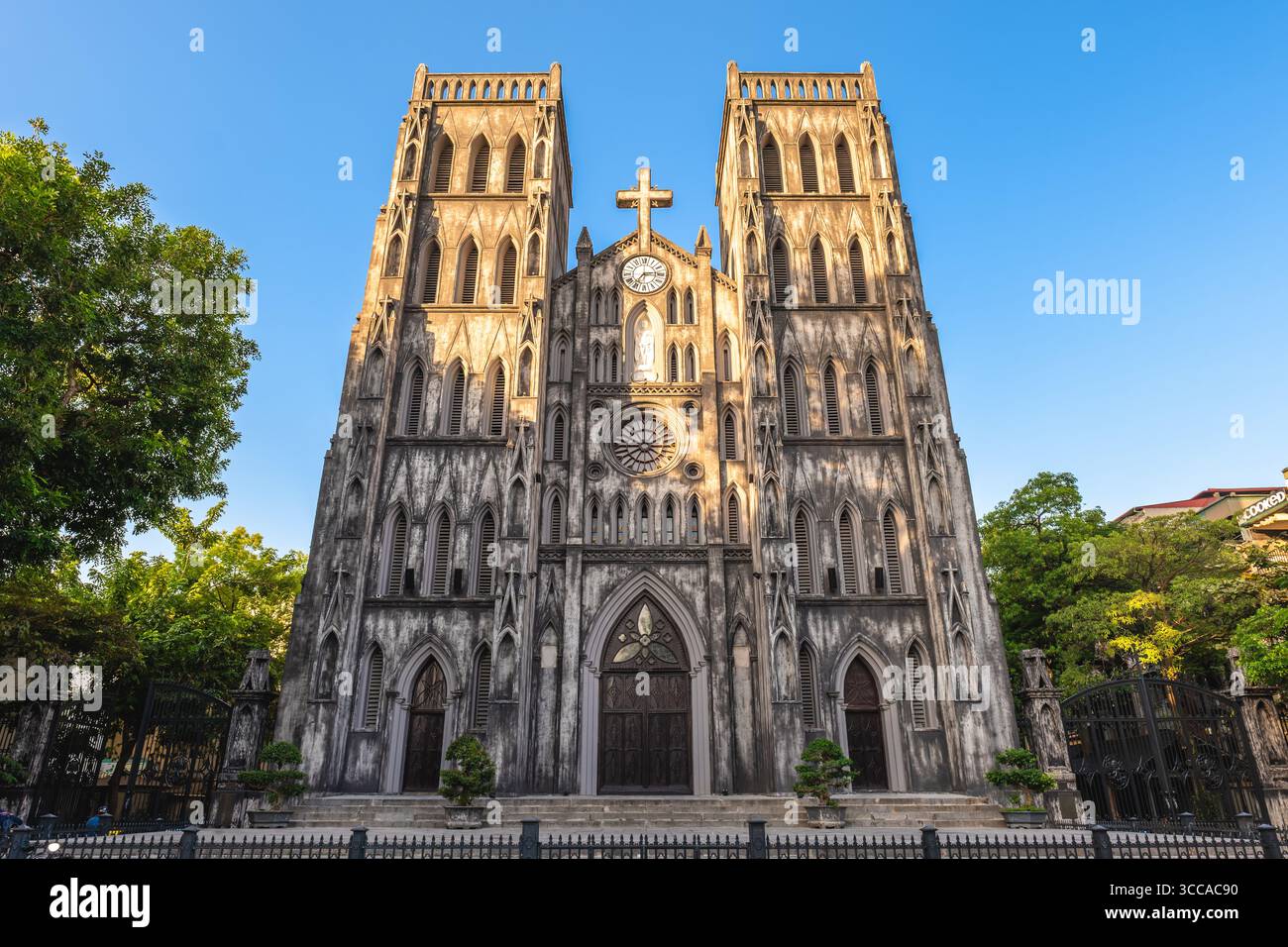 Cathédrale St Joseph sur la rue de l'église Nha Chung à Hanoi, Vietnam Banque D'Images