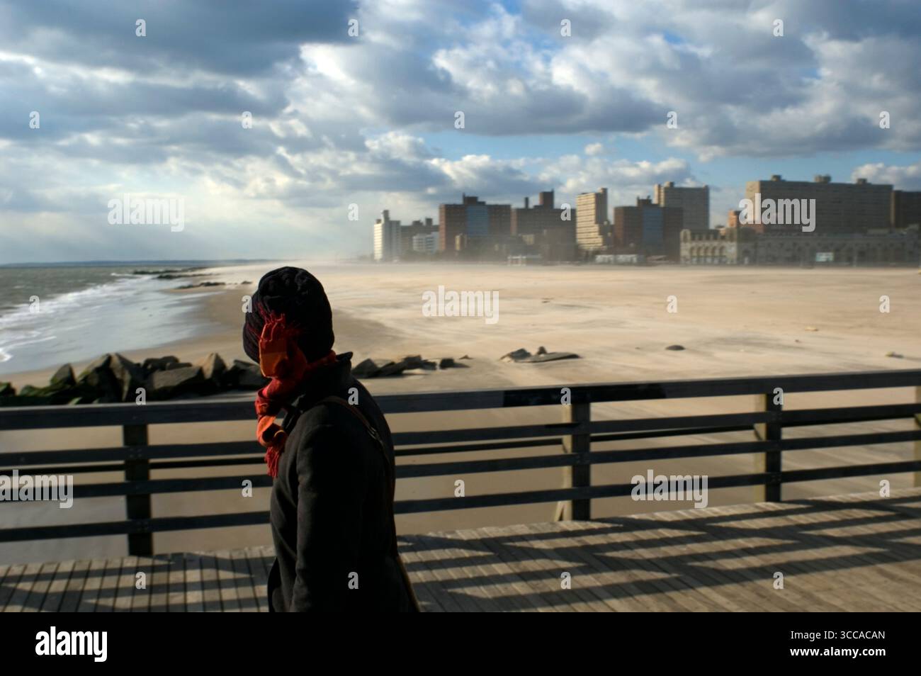 Femme marchant sur une plage en hiver. Banque D'Images Femme marchant sur une plage en hiver. Banque D'Images