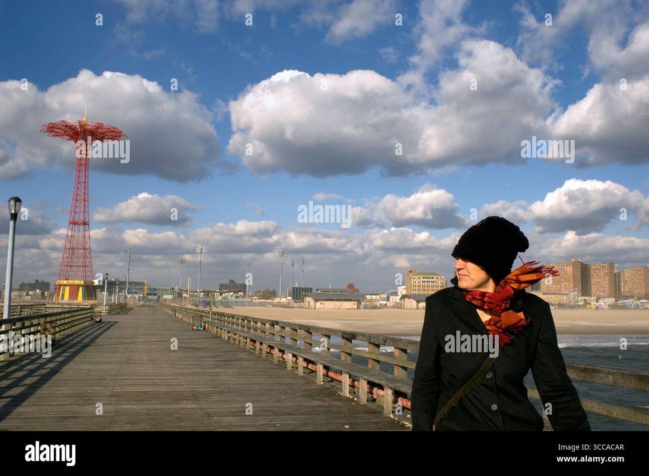 Femme marchant sur une plage en hiver. Banque D'Images Femme marchant sur une plage en hiver. Banque D'Images