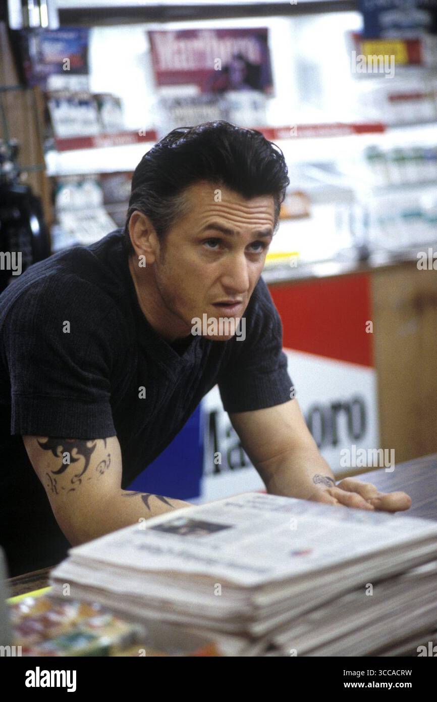 Mystic River est un film dramatique américain néo-noir réalisé, coproduit et composé par Clint Eastwood, sorti en 2003. Basé sur le roman du même nom de Dennis Lehane datant de 2001, il comprend un scénario de Brian Helgeland et met en vedette Sean Penn, Tim Robbins et Kevin Bacon, aux côtés de Laurence Fishburne, Marcia Gay Harden, et Laura Linney. Banque D'Images