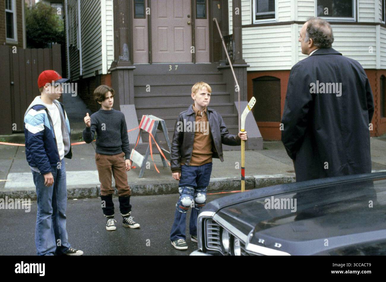 Mystic River est un film dramatique américain néo-noir réalisé, coproduit et composé par Clint Eastwood, sorti en 2003. Basé sur le roman du même nom de Dennis Lehane datant de 2001, il comprend un scénario de Brian Helgeland et met en vedette Sean Penn, Tim Robbins et Kevin Bacon, aux côtés de Laurence Fishburne, Marcia Gay Harden, et Laura Linney. Banque D'Images
