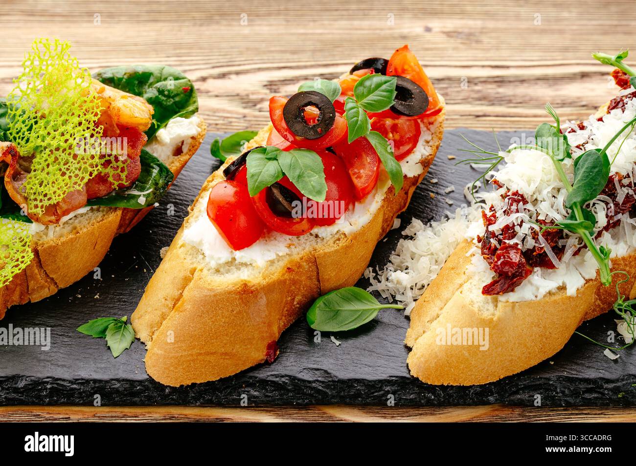 Bruschettas aux tomates, olives et basilic Banque D'Images
