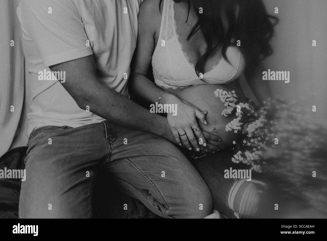 Mari et femme enceinte assis sur le sol Banque D'Images