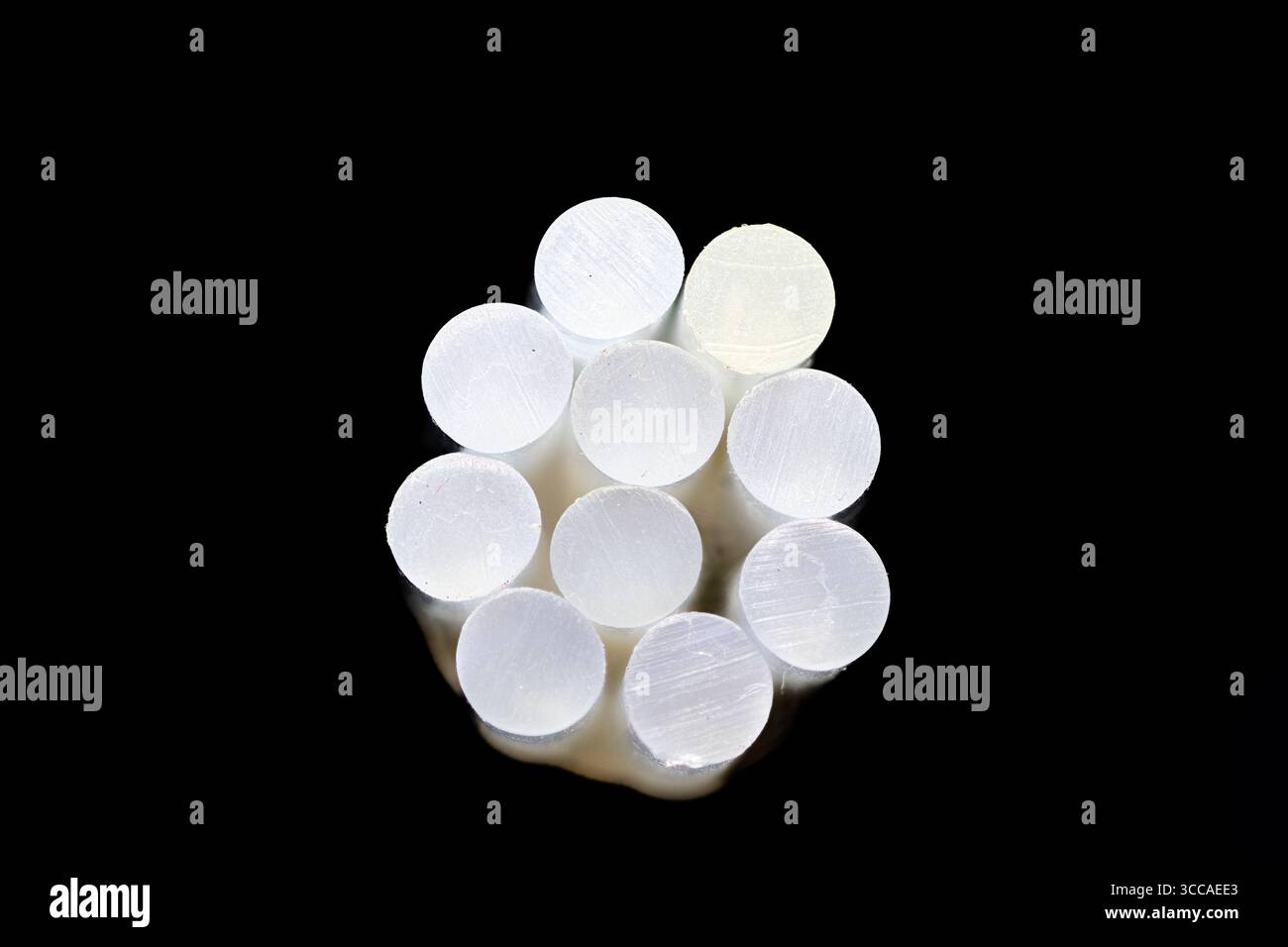 Homéopathie globules formant une forme de fleur sur fond noir, représentant la médecine alternative et les remèdes naturels Banque D'Images