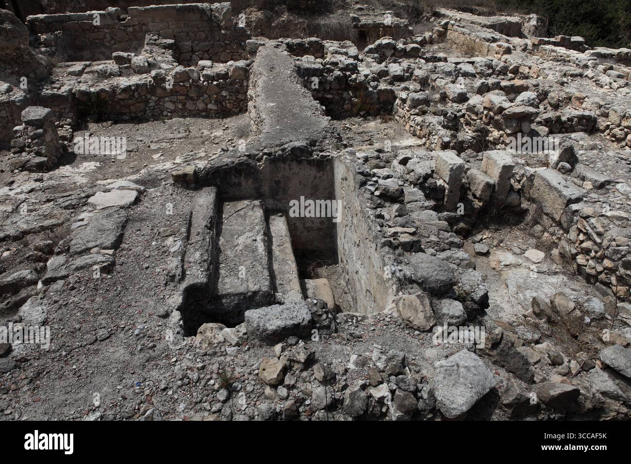 Mikveh dans un quartier résidentiel en ruine, les maisons avaient des Mikveh, des bains de purification juifs ou des bains rituels juifs indiquant que des Juifs y vivaient. Banque D'Images
