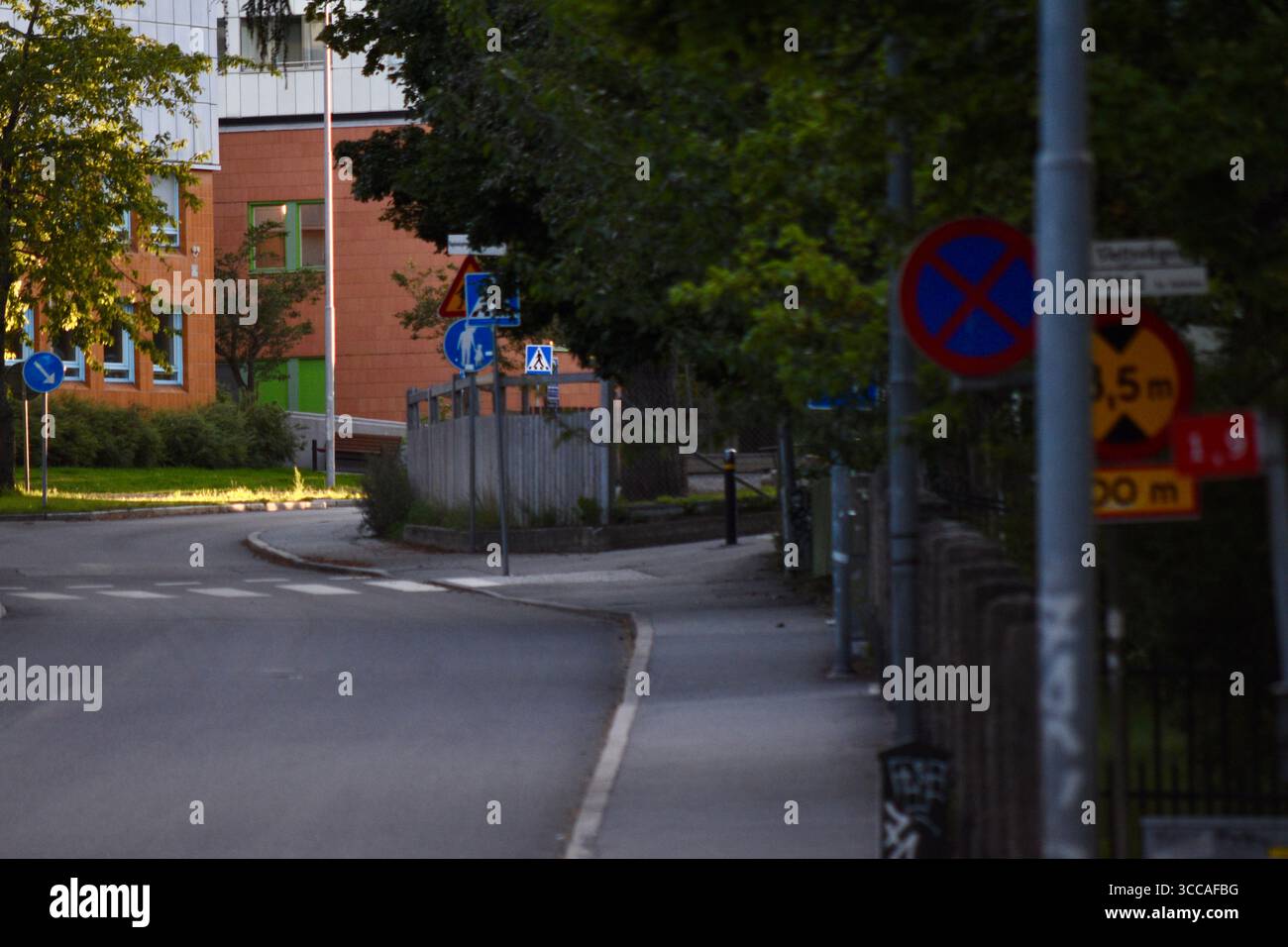 Vue sur la rue urbaine avec plusieurs panneaux routiers suédois, y compris pas de stationnement, passage piéton et restriction de hauteur, dans un quartier résidentiel à Solna. Banque D'Images