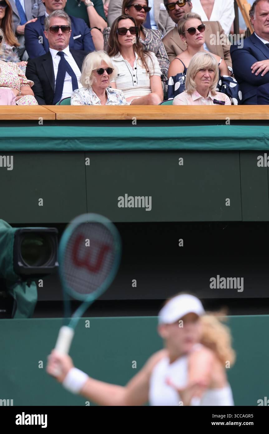 La reine Camilla et Deborah Jevans (présidente de l'AELTC) dans la Royal Box derrière eux Hugh Grand et Anna Eberstein, hors de propos dans le joueur de premier plan Mirra Banque D'Images