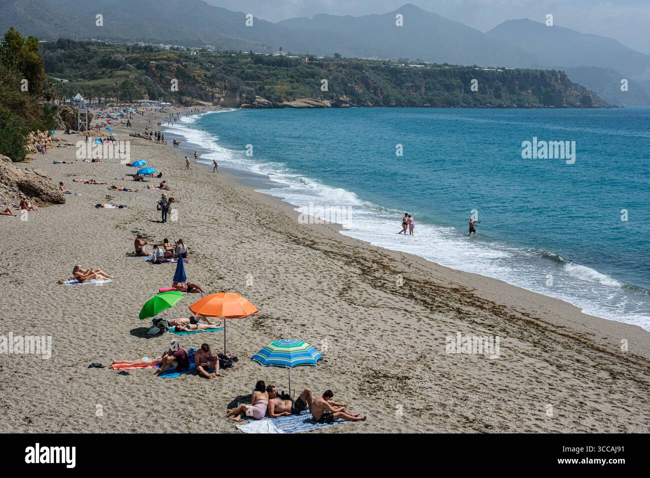 La plage Playa de Burriana, Nerja. Banque D'Images