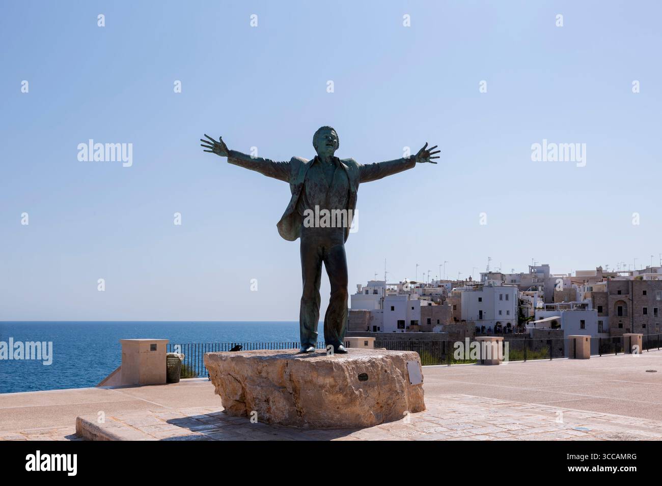 Polignano a mare, Bari, Italie - 08 août 2025 : statue dédiée à Domenico Modugno, le chanteur de 'Volare', à Polignano sa ville natale Banque D'Images