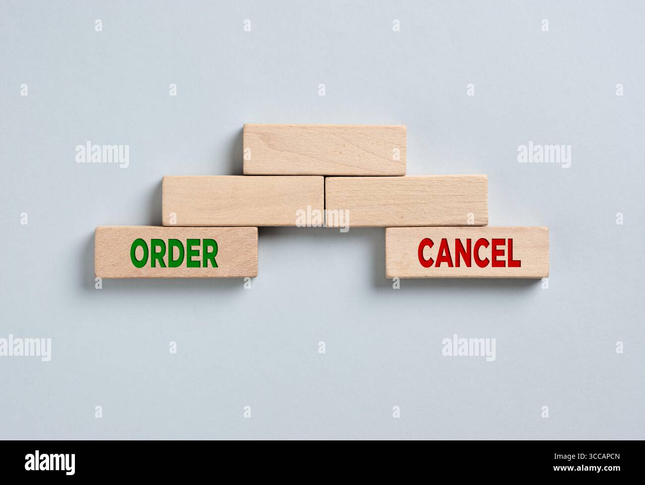 Pour annuler une commande. Concept d'achat en ligne. Blocs de bois formant un pont avec les mots opposés ordre et annuler. Banque D'Images