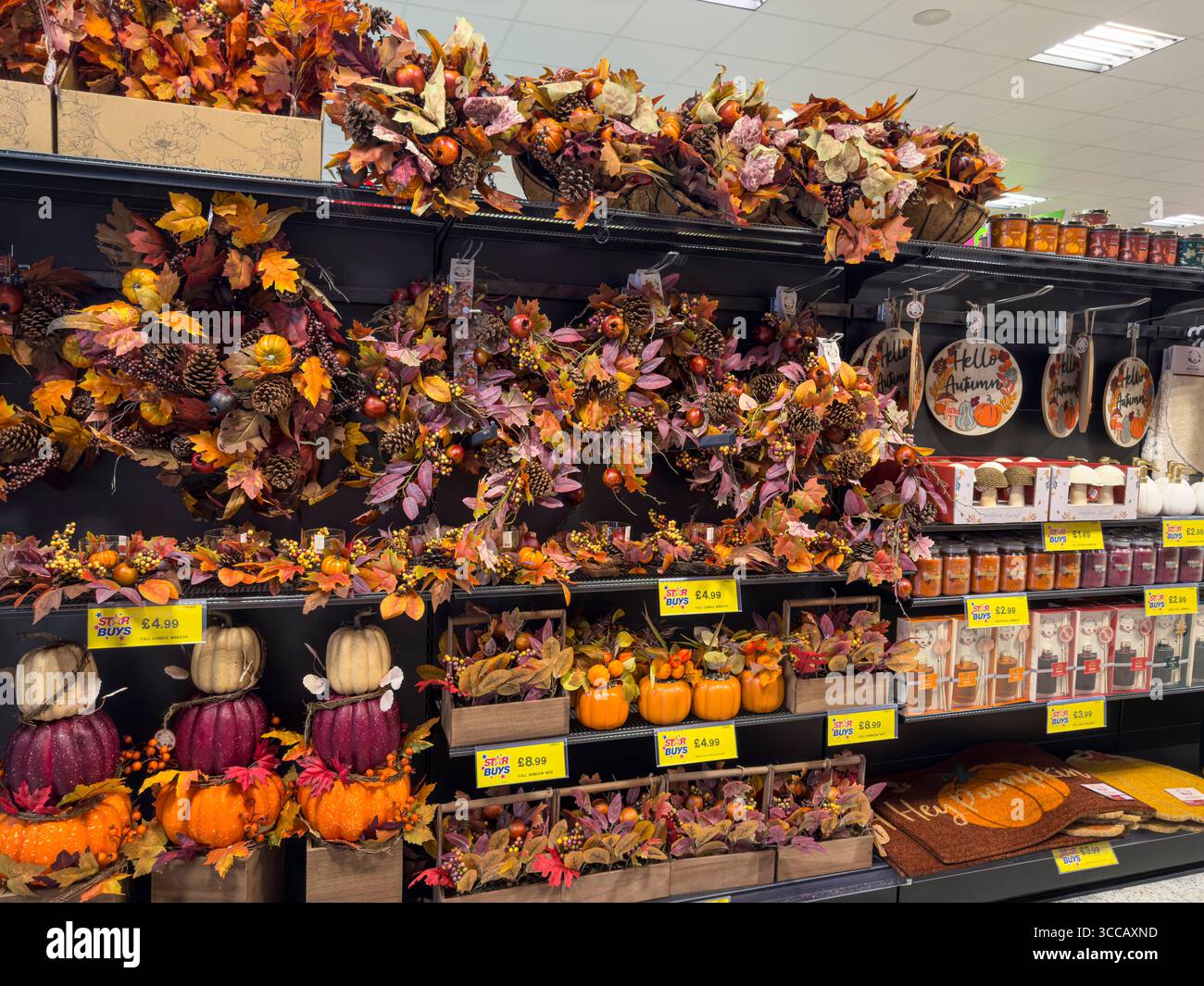 Costumes d'Halloween, décorations et fournitures de fête en vente dans un grand magasin du Royaume-Uni – le marchandisage au détail d'octobre est effrayant Banque D'Images