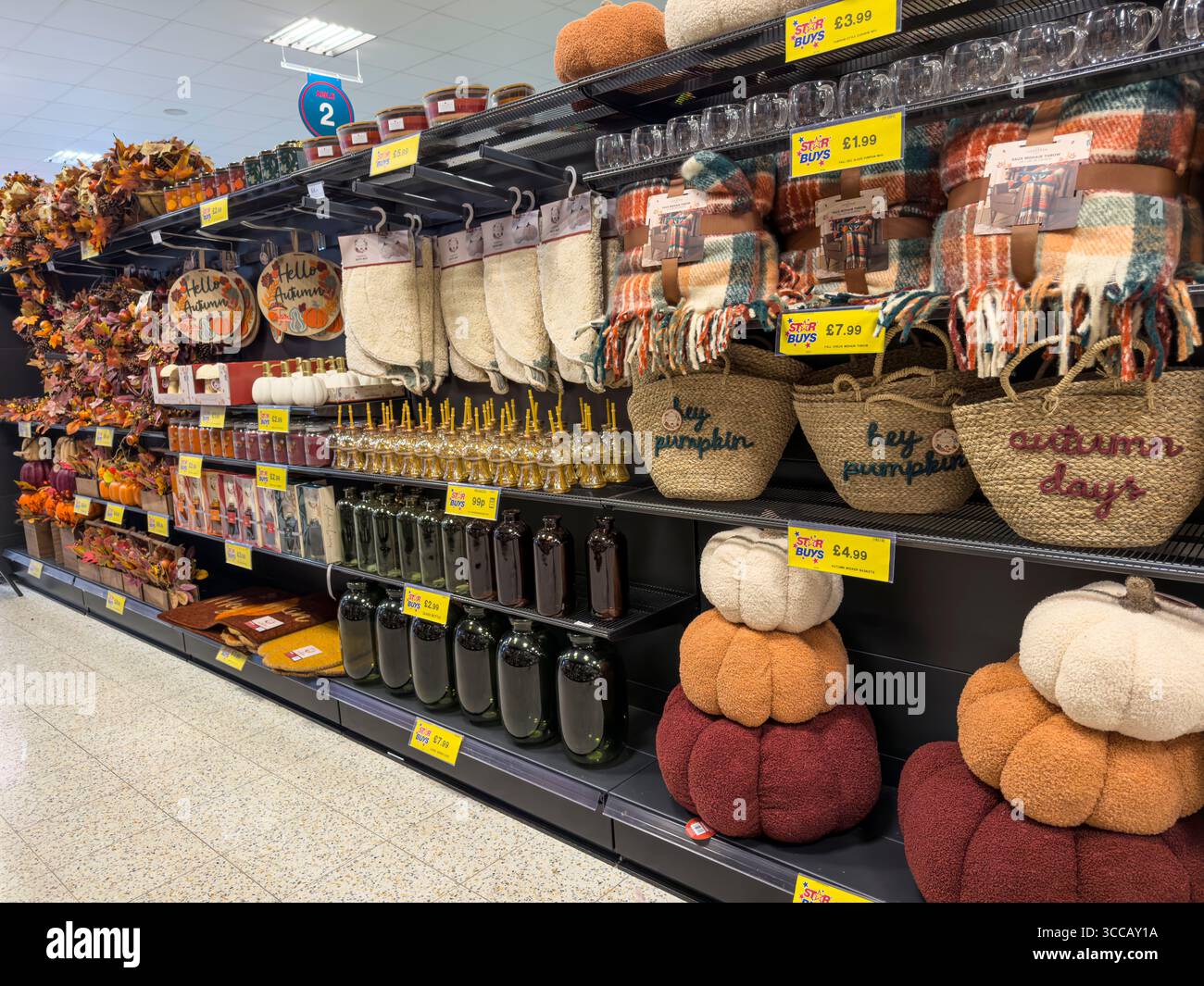 Costumes d'Halloween, décorations et fournitures de fête en vente dans un grand magasin du Royaume-Uni – le marchandisage au détail d'octobre est effrayant Banque D'Images