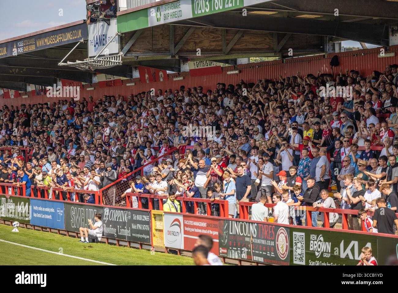 Vue générale de l'East Terrace debout, du stade Lamex, terrain du Stevenage FC avec les fans et les soutiens pendant le match Banque D'Images