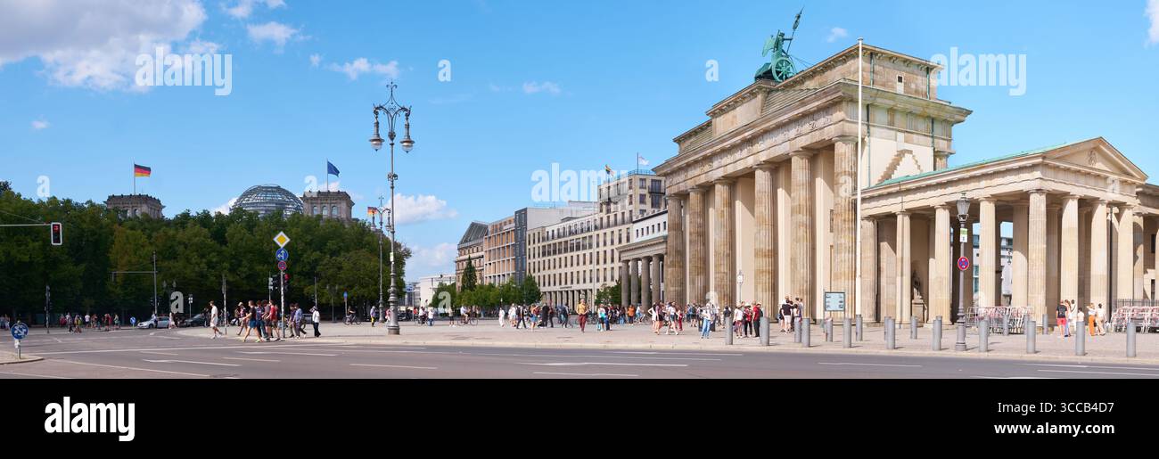 Berlin, Allemagne, 10 août 2025, photo panoramique de la porte de Brandebourg avec Platz des 18 mars et Reichstag en arrière-plan Banque D'Images