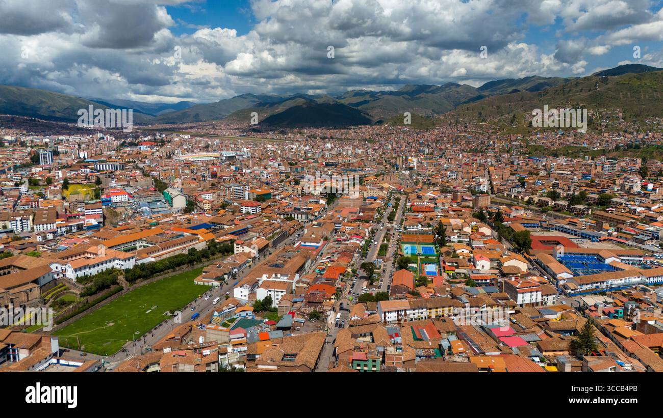 Vue drone de Cusco, Pérou, centre-ville historique, montagnes des Andes, architecture coloniale et inca Banque D'Images