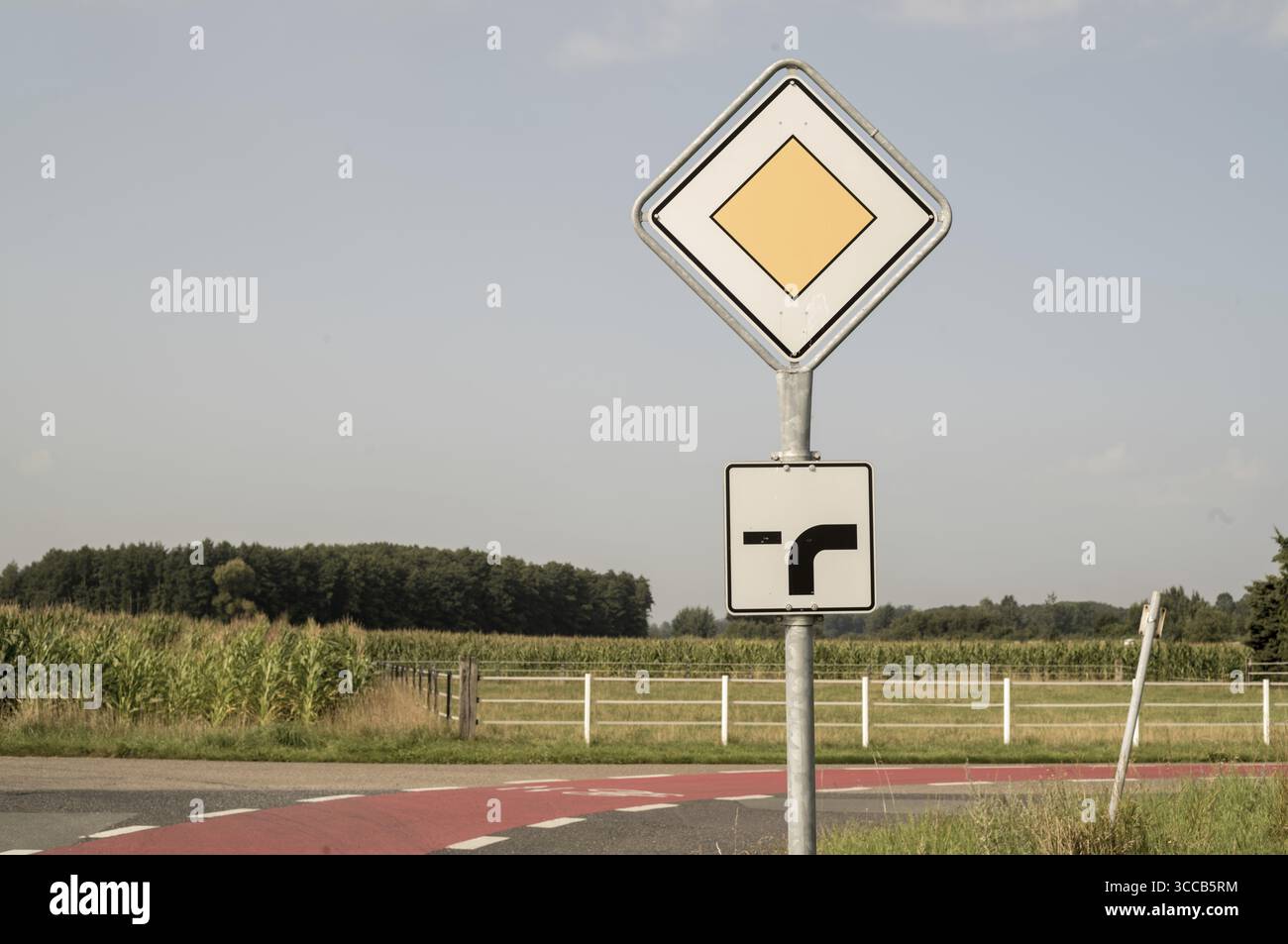 Panneau routier prioritaire et tournez à droite indiquant une intersection à venir dans la campagne allemande de rhénanie-du-Nord-westphalie Banque D'Images