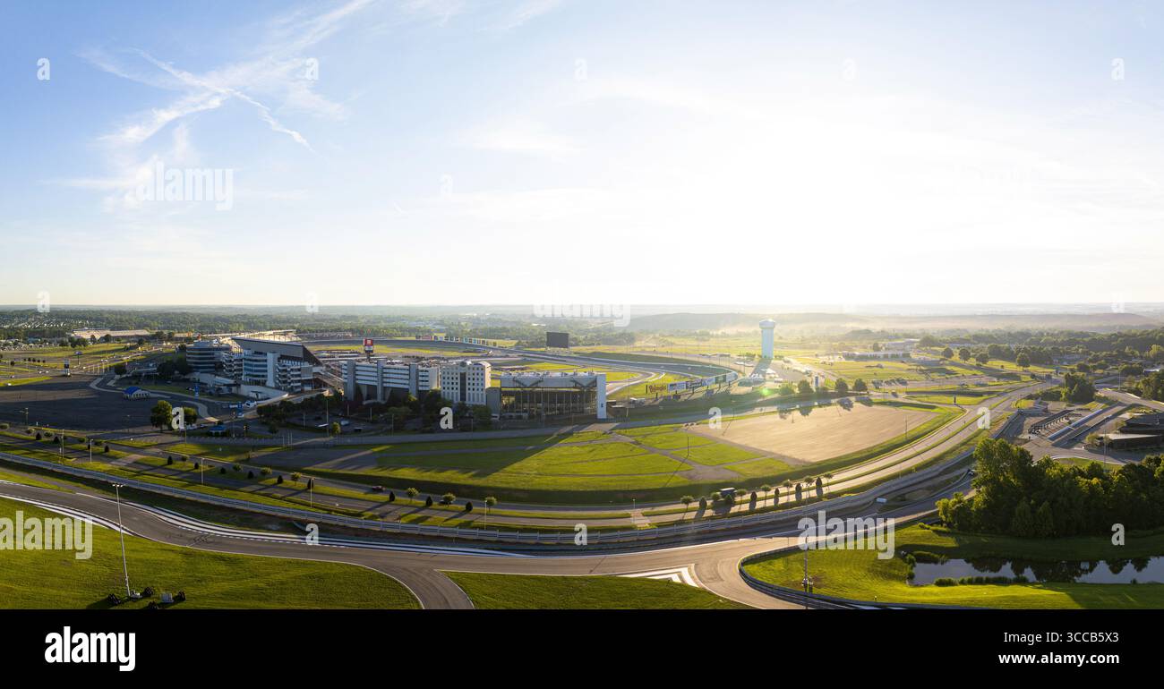 Concord, États-Unis - 28 juillet 2025 : vue aérienne du Charlotte Motor Speedway prélassé sous le soleil, sa piste asphaltée brillante au milieu de la végétation luxuriante environnante. Banque D'Images