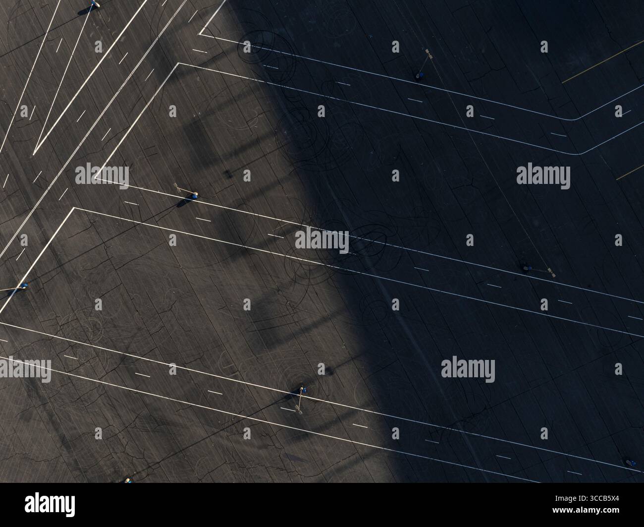 Concord, États-Unis - 28 juillet 2025 : vue aérienne du parc de stationnement du Charlotte Motor Speedway, où des lignes blanches éclatantes coupent l'asphalte sombre sous la rude lumière du soleil. Banque D'Images