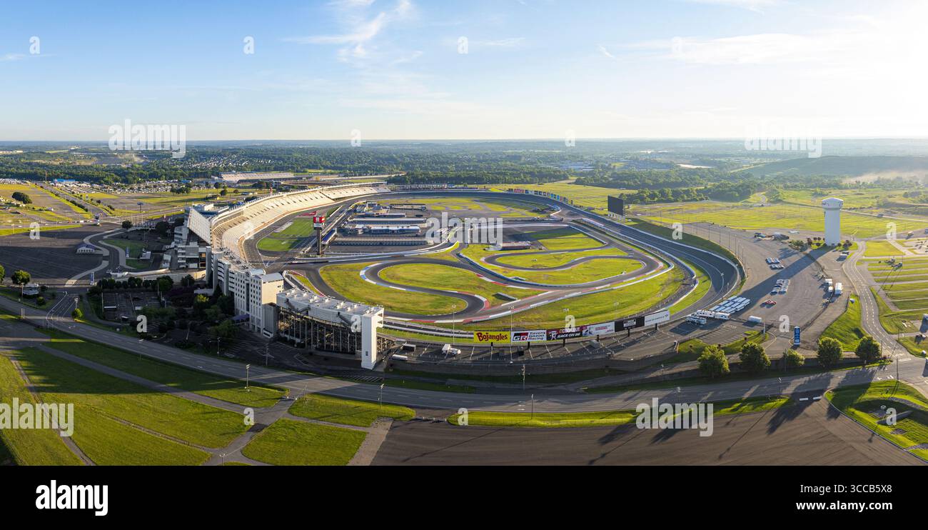 Charlotte, États-Unis - 28 juillet 2025 : vue aérienne du Charlotte Motor Speedway, une tapisserie vibrante de champs verts et de pistes asphaltées sous le Br Banque D'Images