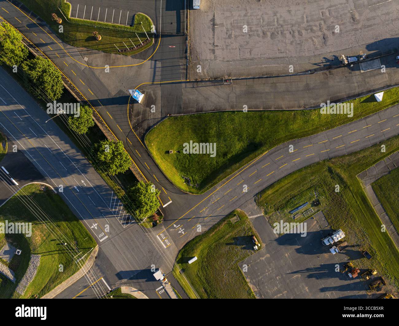 Concord, États-Unis - 28 juillet 2025 : vue aérienne de l'intérieur vert vif du Charlotte Motor Speedway et des motifs géométriques d'asphalte sous un ciel clair et ensoleillé. Banque D'Images