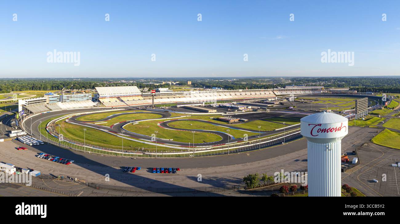 Concord, États-Unis - 28 juillet 2025 : vue aérienne du Charlotte Motor Speedway, où le circuit emblématique courbe sous un ciel dégagé, encadré par une végétation luxuriante Banque D'Images