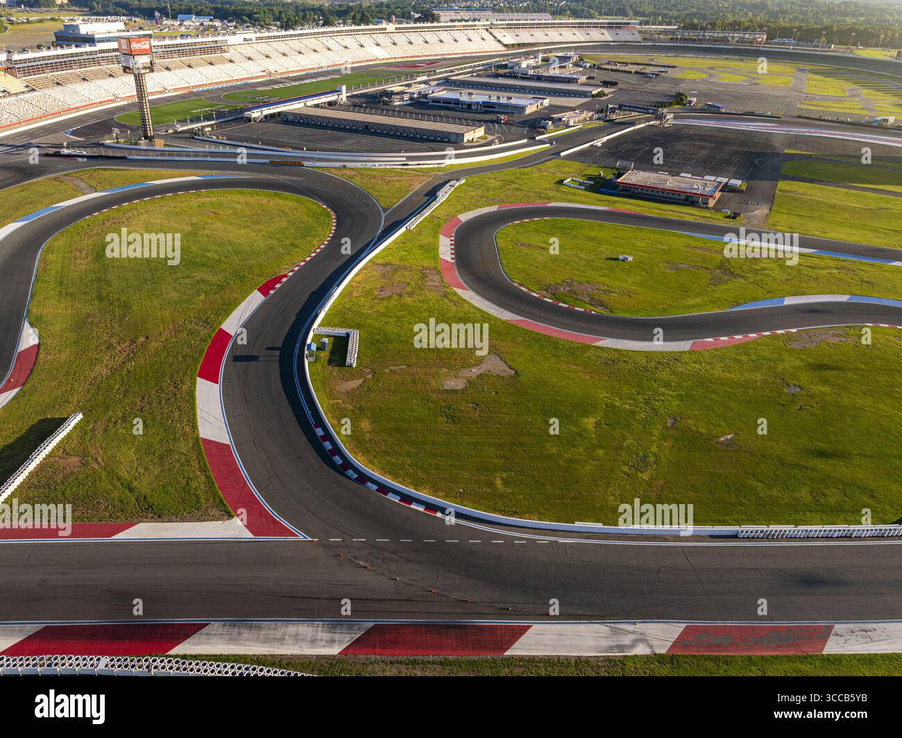Concord, États-Unis - 28 juillet 2025 : vue aérienne du mélange vibrant de terrains verts et de pistes asphaltées du Charlotte Motor Speedway, un témoignage de vitesse et de précision. Banque D'Images