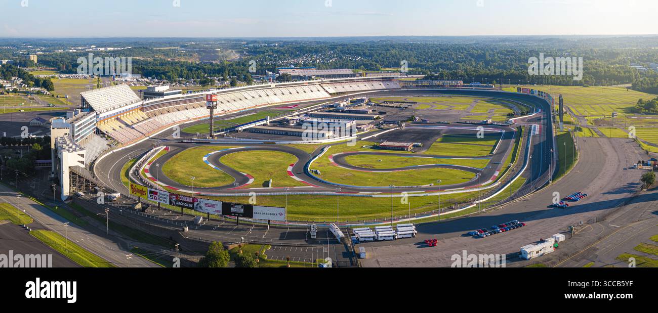 Concord, États-Unis - 28 juillet 2025 : vue aérienne du Charlotte Motor Speedway, où l'emblématique piste ovale brille sous le soleil, entourée de champs verdoyants et de forêts lointaines. Banque D'Images