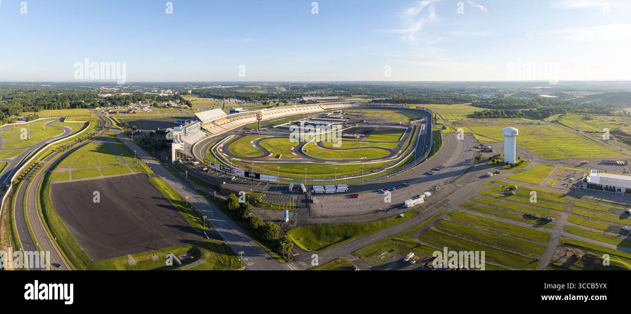 Concord, États-Unis - 28 juillet 2025 : vue aérienne de la piste ovale du Charlotte Motor Speedway entourée de champs verdoyants et de routes sinueuses sous une va Banque D'Images