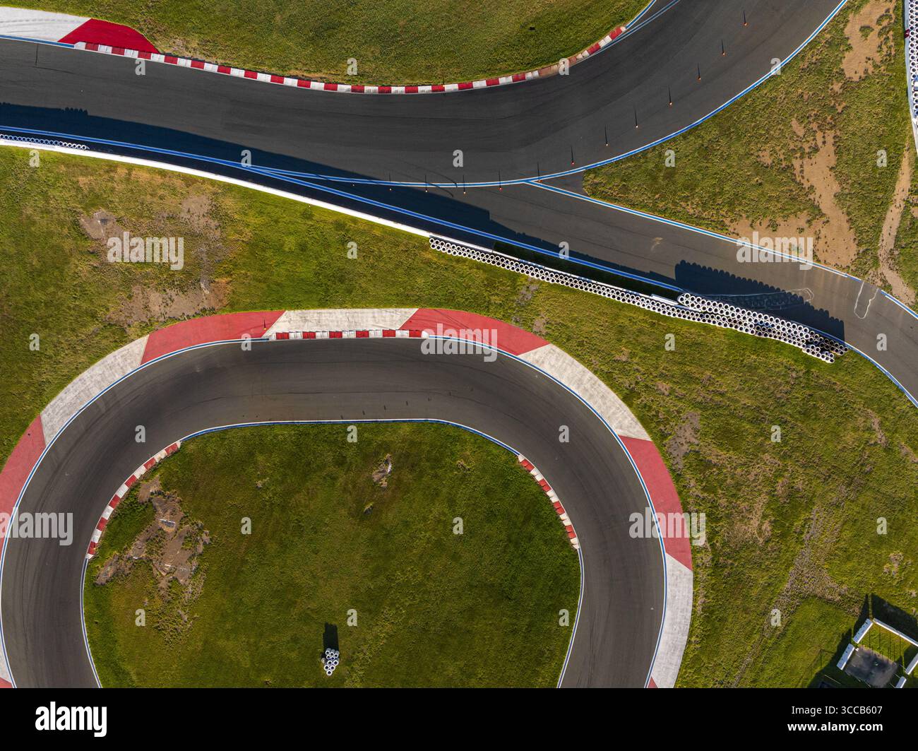 Concord, États-Unis - 28 juillet 2025 : vue aérienne de l'asphalte sinueux du Charlotte Motor Speedway, un ruban de gris traversant les champs verts vibrants. Banque D'Images