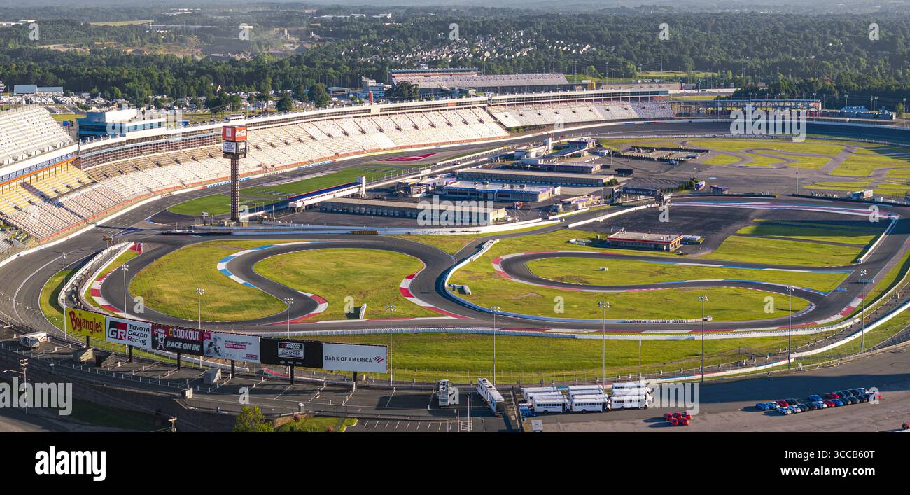 Charlotte Motor Speedway, États-Unis - 28 juillet 2025 : vue aérienne de l'emblématique speedway, où les courbes asphaltées rencontrent des espaces verts vibrants sous le soleil d'été. Banque D'Images