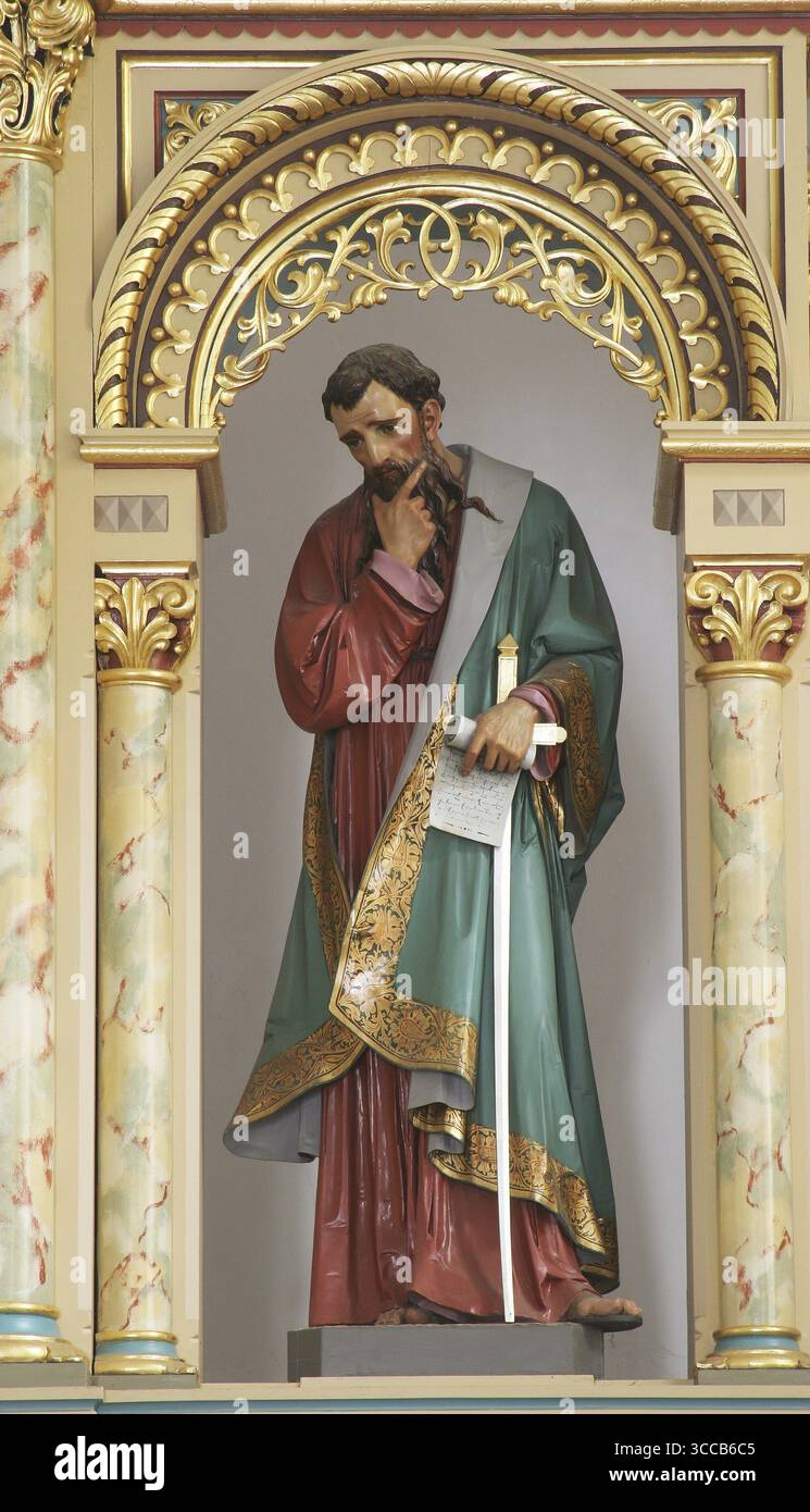 Statue de saint Paul sur l'autel principal dans l'église de Sainte Croix à Sisak, Croatie Banque D'Images