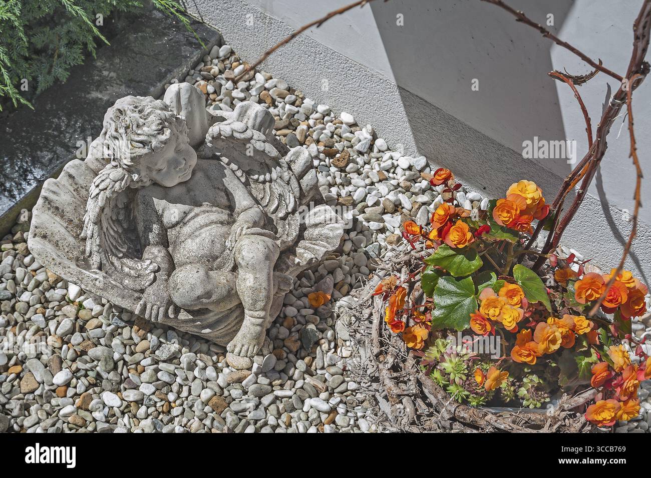 Tombe avec chérubin endormi et décoration florale, Hittisau, région de Bregenzerwald, Vorarlberg, Autriche Banque D'Images