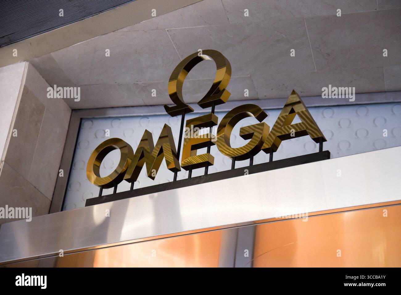 New York, États-Unis. 10 août 2025. Omega sa, la signalétique de marque Omega est exposée à New York, NY, le 10 août 2025. (Photo par Efren Landaos/Sipa USA) crédit : Sipa USA/Alamy Live News Banque D'Images