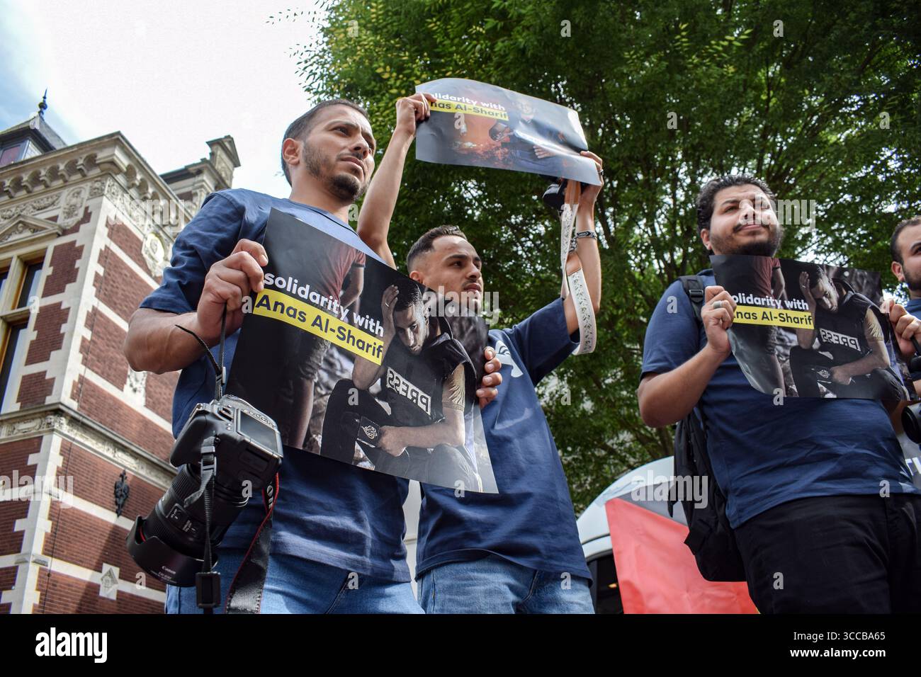 Utrecht, pays-Bas, 3 août 2025. Les journalistes prennent part à un rassemblement de protestation portant des pancartes indiquant : « arrêtez de cibler les journalistes. Solidarité avec Anas Al-Sharif ». Une manifestation a été organisée à Utrecht pour protester contre la famine de Gaza et en solidarité avec le journaliste Anas Al-Sharif qui aurait été pris pour cible par Israël. Quelques jours plus tard, le 10 août 2025, cinq journalistes d'Al Jazeera, dont le journaliste Anas al-Sharif, ont été tués dans une frappe israélienne ciblée près de l'hôpital al-Shifa de Gaza. Crédit : Dimitris Aspiotis/Alamy Banque D'Images