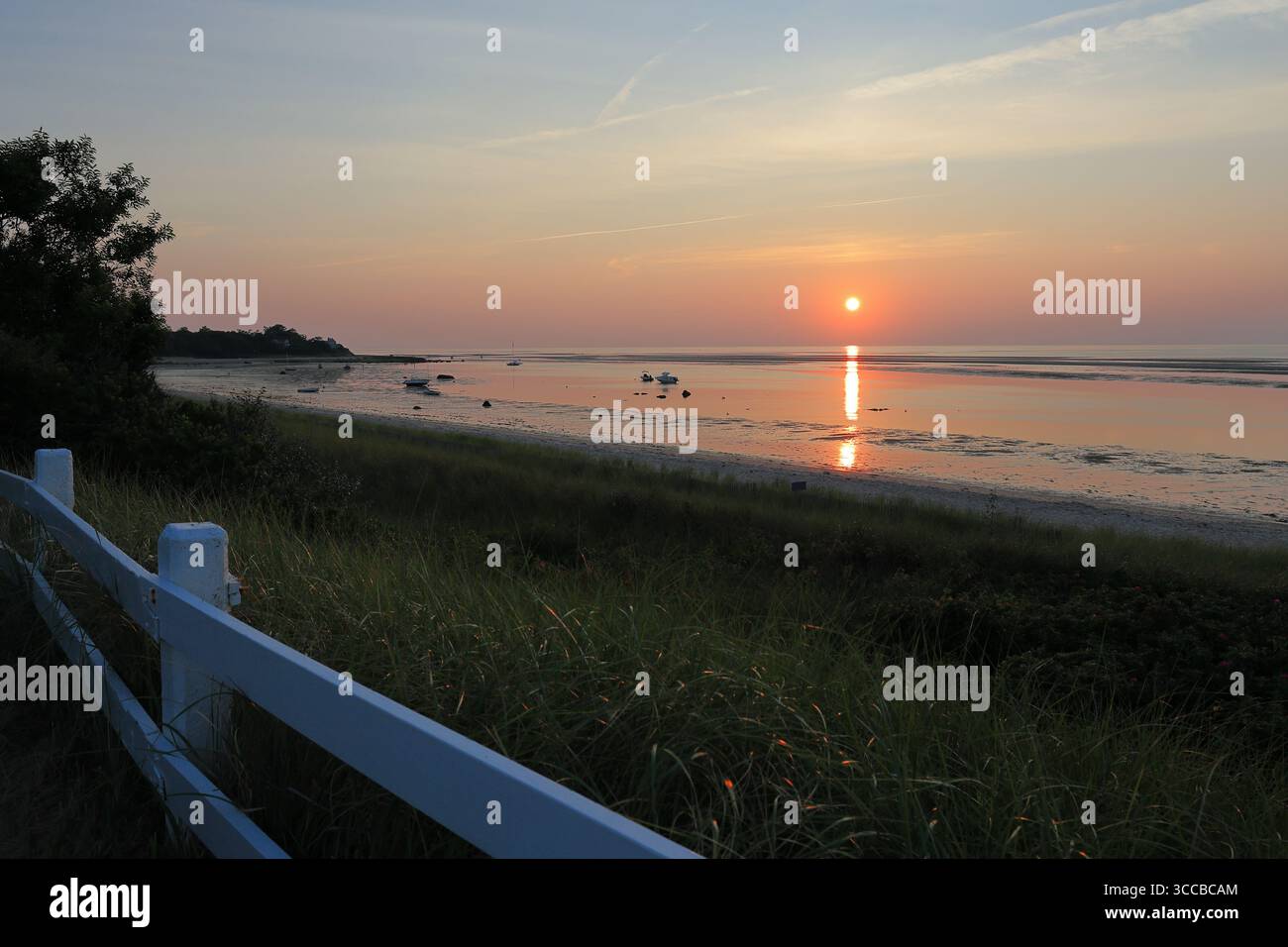 Superbe ciel orange et rose depuis le coucher du soleil sur Cape Cod Bay Banque D'Images
