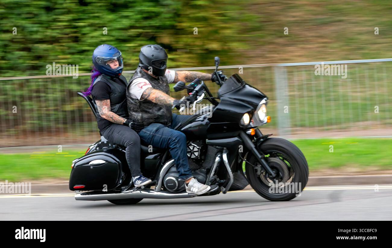 Milton Keynes,Bucks,UK - 3 août 2025 : 2011 moto kawasaki Vulcan vn voyageant sur une route britannique Banque D'Images