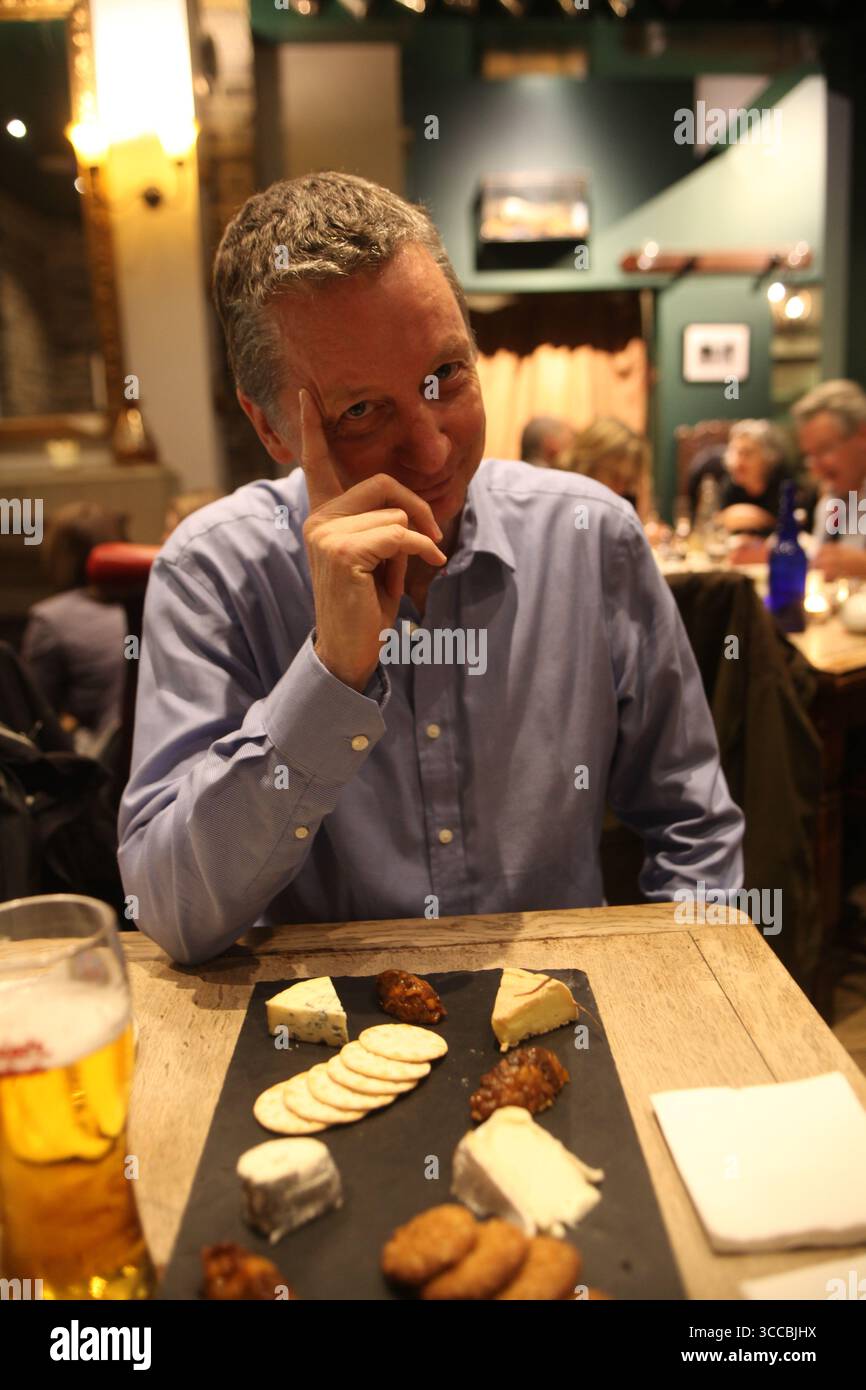 Photographe britannique et éducateur en journalisme multimédia Michael O'Brien lors d'une réunion amicale dans le pub Duke of Wales à Upper Richmond Rd, Putney Banque D'Images