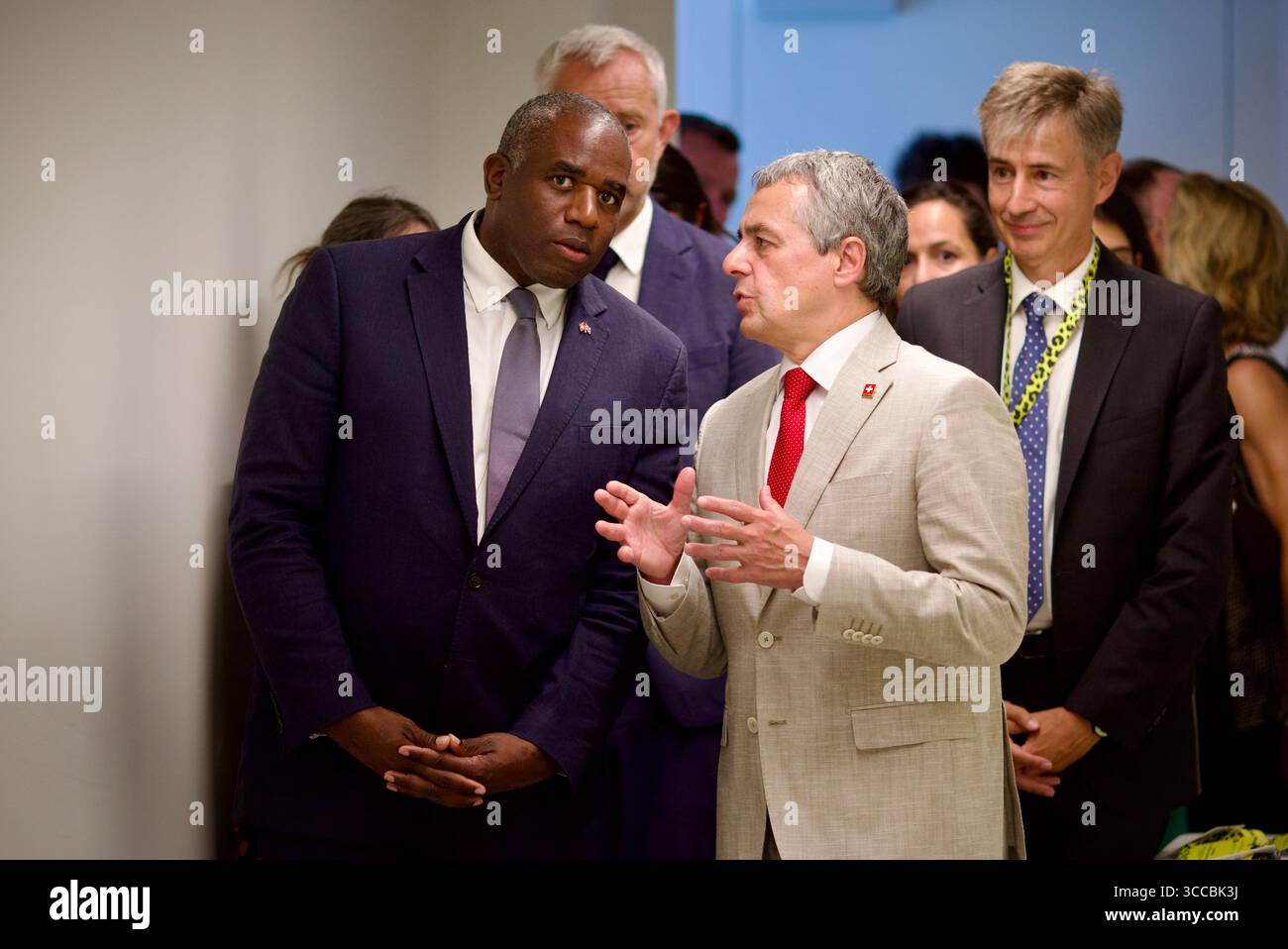 Locarno, Suisse. 11 août 2025. Le ministre britannique des Affaires étrangères David Lammy, à gauche, et le conseiller fédéral suisse Ignazio Cassis, qui dirige le Département fédéral des Affaires étrangères de la Suisse, arrivent pour la Journée de la diplomatie au Festival du film de Locarno à Locarno, en Suisse crédit : Orjan Ellingvag/Alamy Live News Banque D'Images