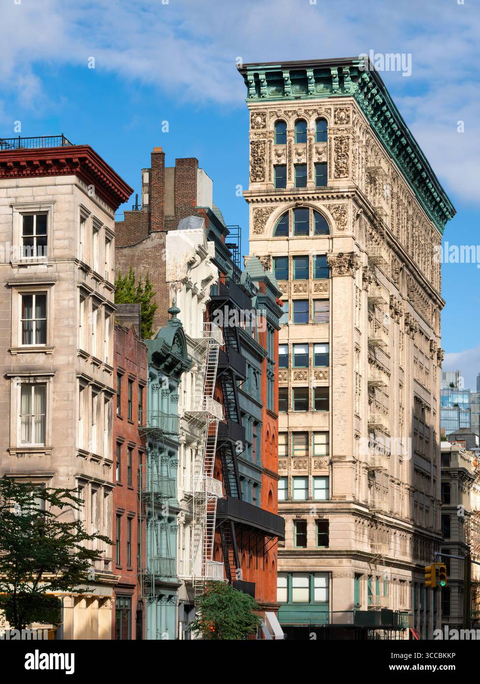Façades en terre cuite, corniches et évasions de feu des bâtiments de Lower Broadway à SoHo. Architecture historique en fonte dans Lower Manhattan, New York Banque D'Images