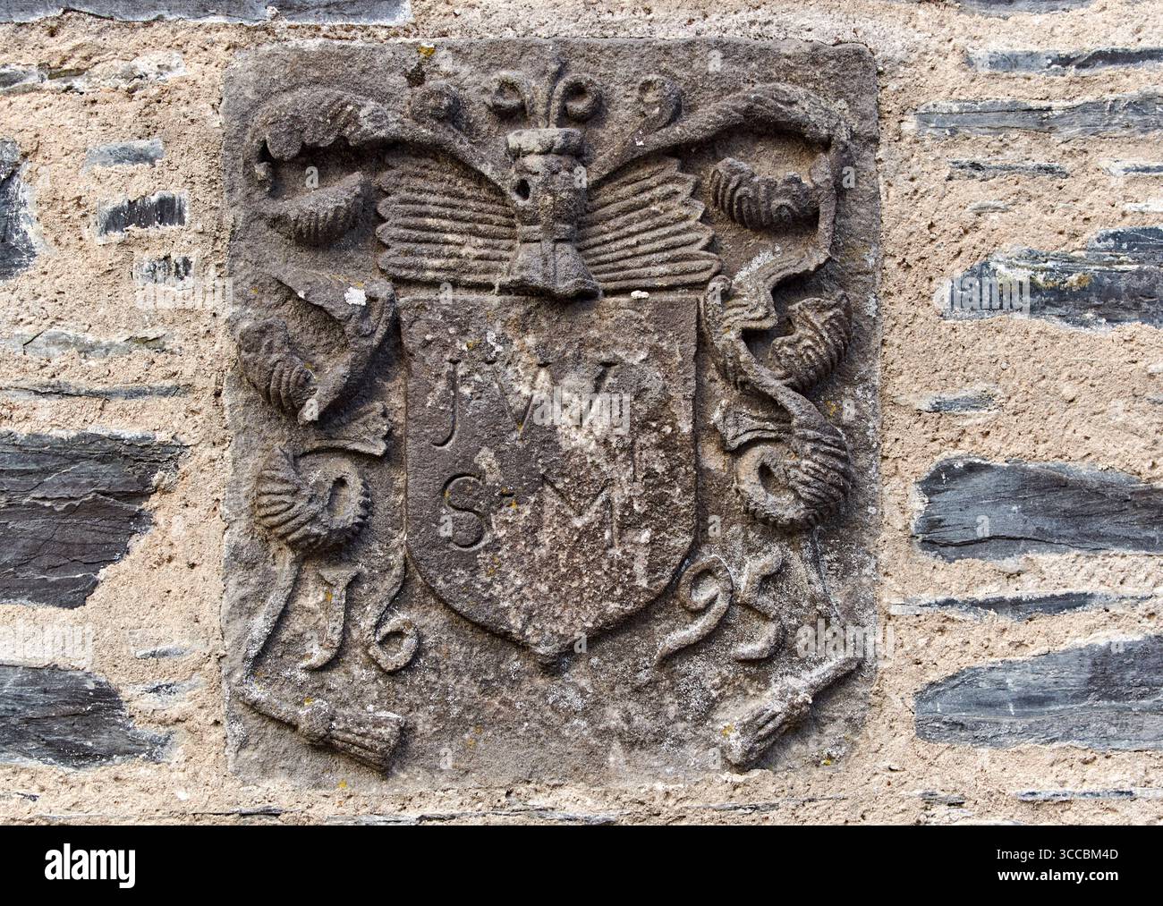 Distillerie Strathisla Keith Scotland plaque des armoiries sur un mur datée de 1995 JW et SM Banque D'Images